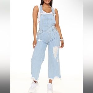Light wash overalls. 23” inseam. 92% cotton. 5% polyester. 3% viscose.